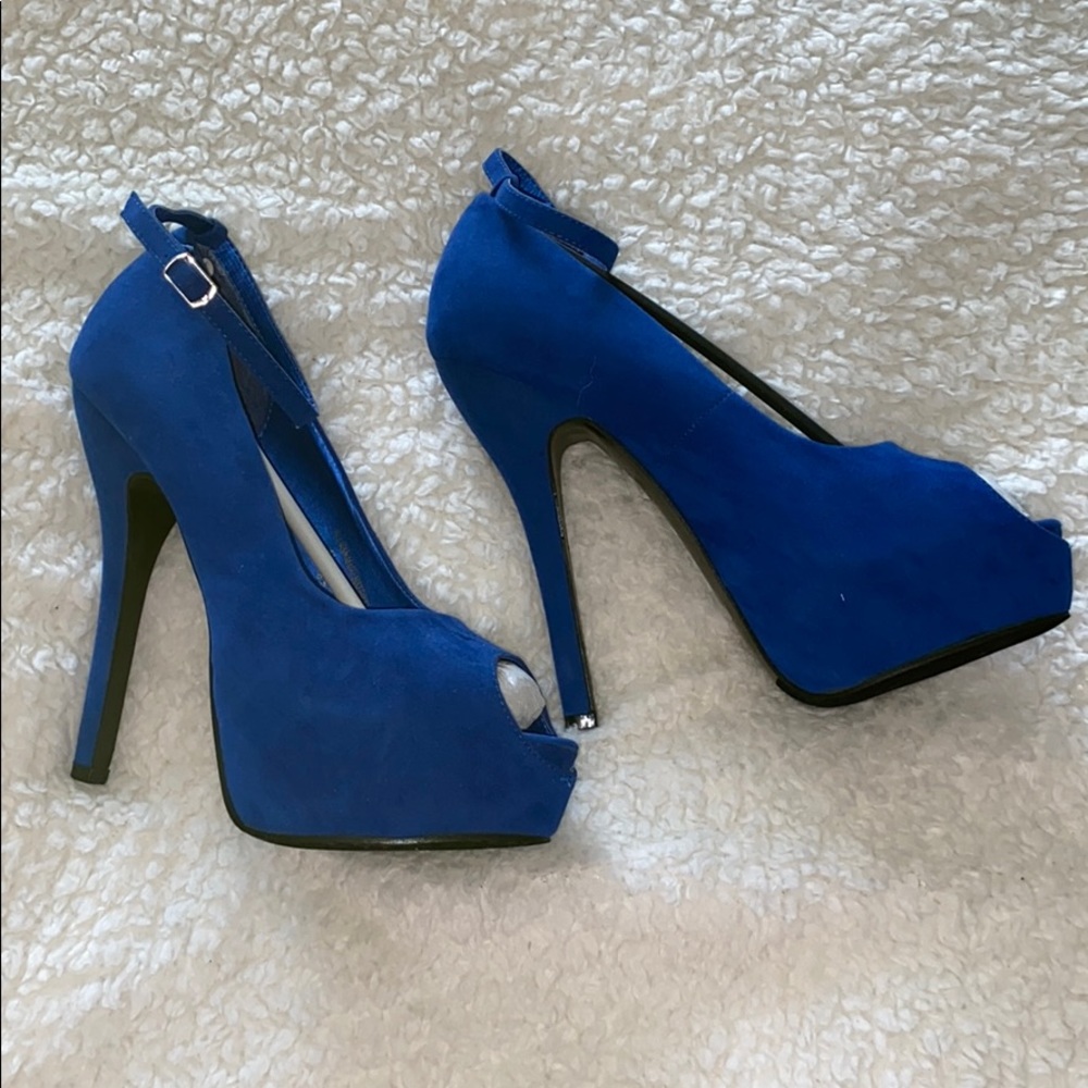 Platform Peep-Toe Pump